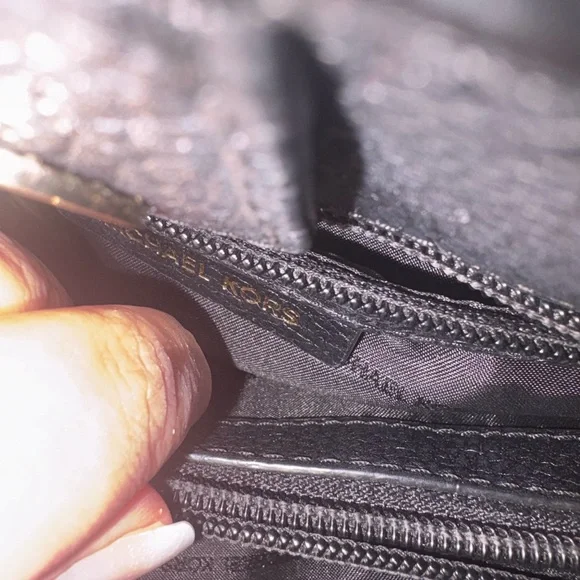 Michael Kors Black Shoulder Bag with Gold Chain - Picture 5 of 16